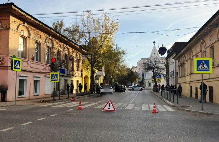 В центре Астрахани на переходе насмерть сбили пожилую женщину