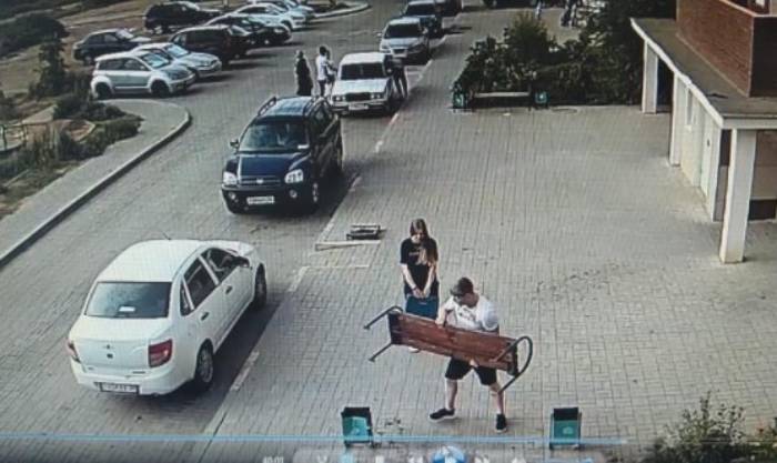 Психанул: астраханец демонтировал скамейку, на которой вечерами собиралась шумная толпа