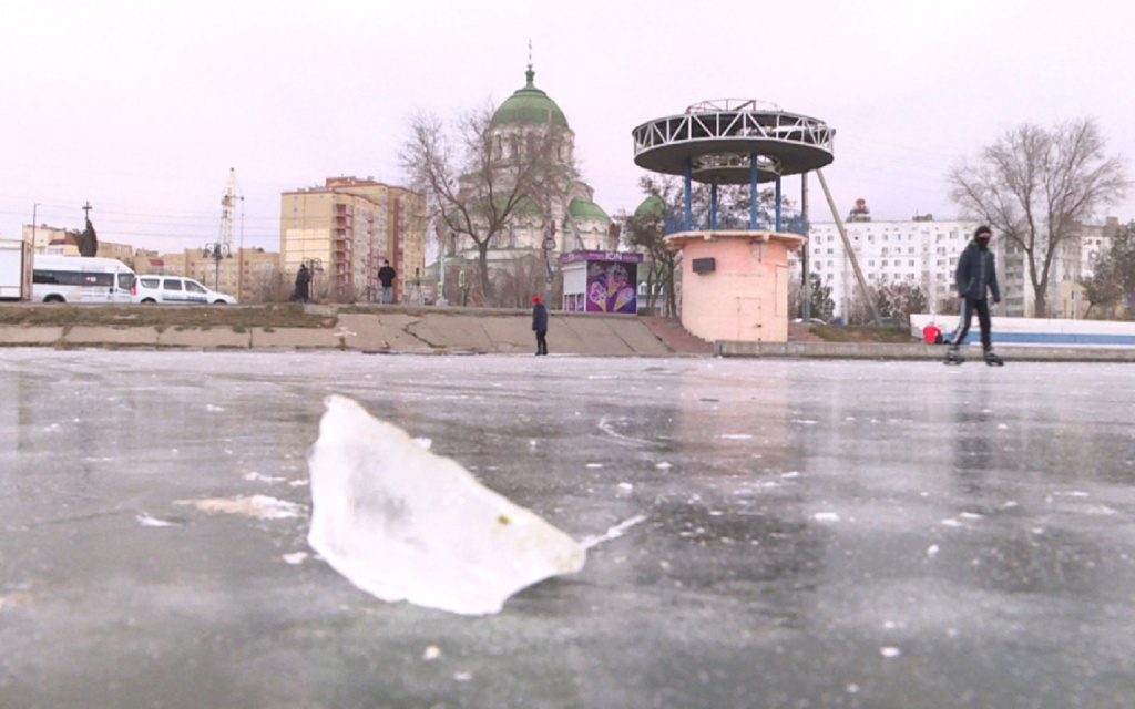 Астраханцев предупреждают - лед на каналах хрупкий
