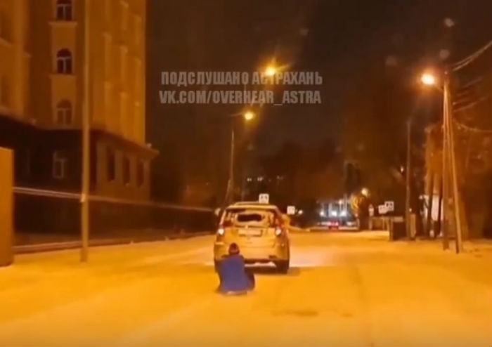 Астраханцы устроили покатушки на привязанных к машине санях: видео