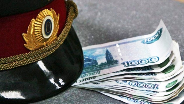 В Астраханской области двух бывших полицейских подозревают в получении 300-тысячной взятки