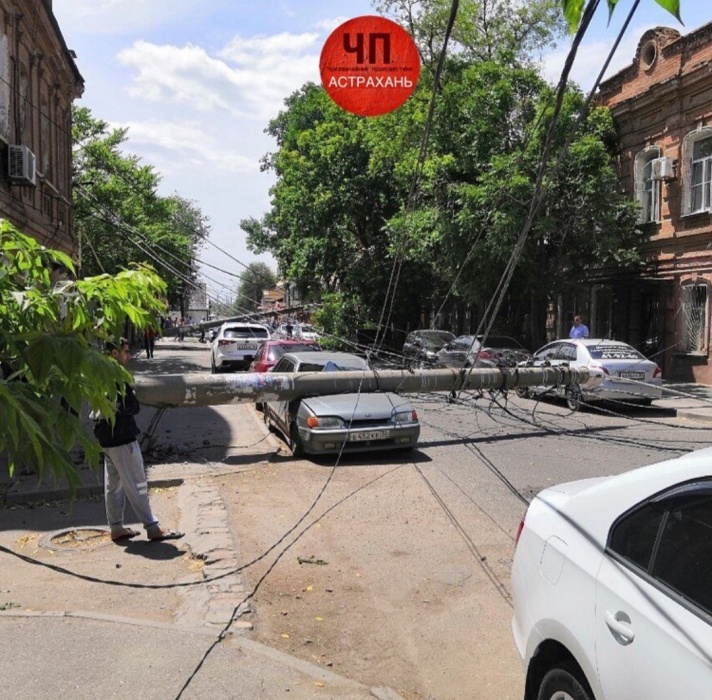 И мстя их будет страшна: в центре Астрахани фонарные столбы протаранили автомобили