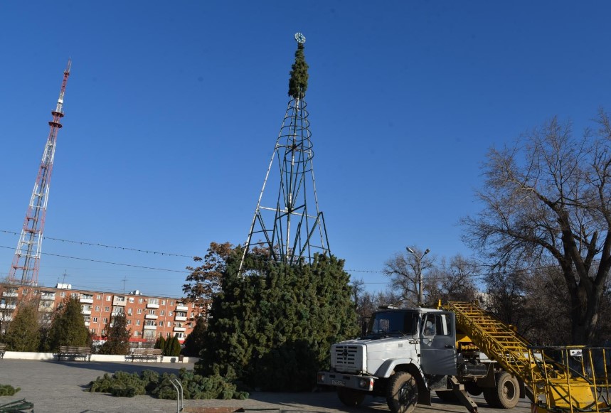 В Астрахани началась установка главной елки города