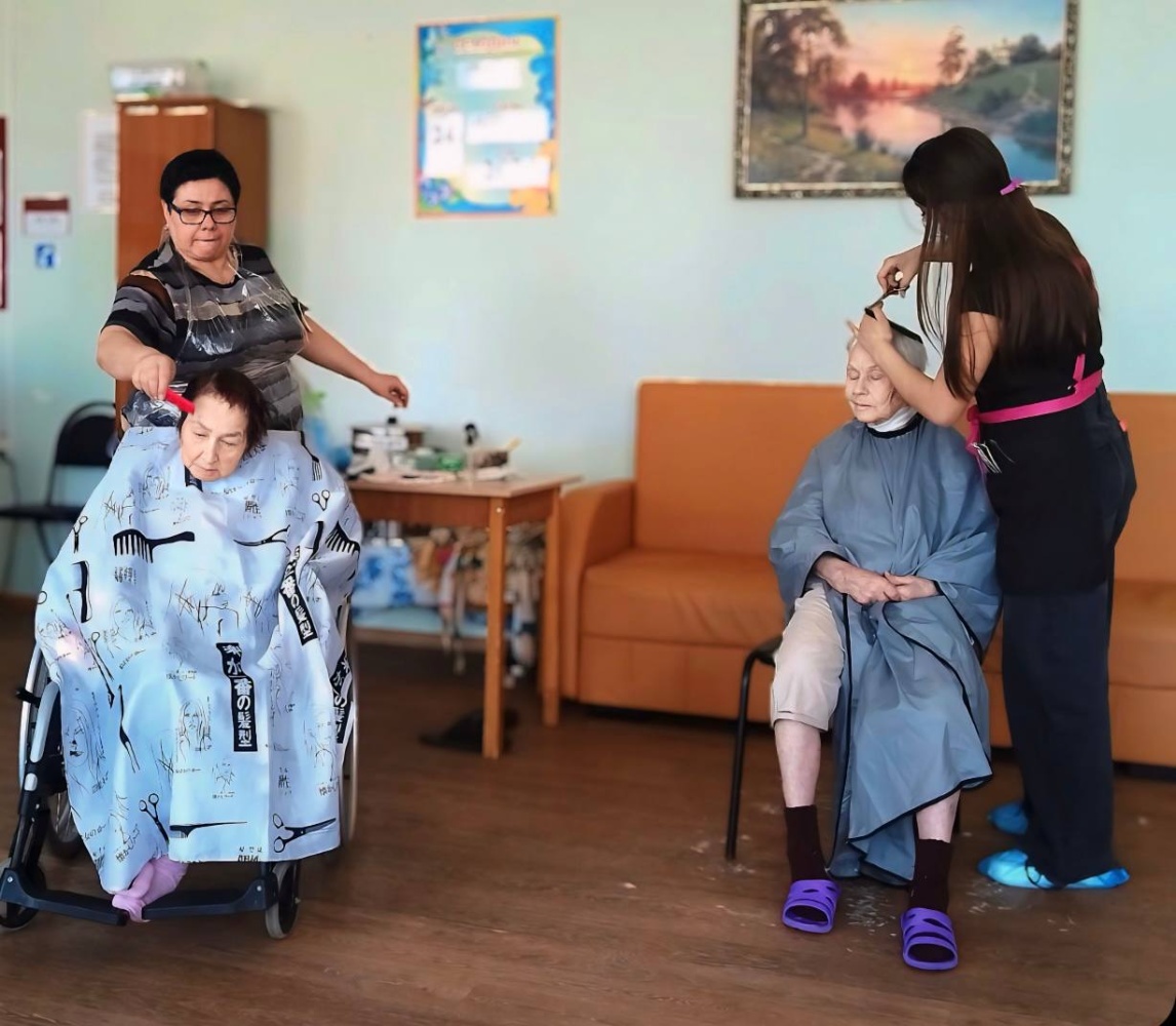 Астраханские студенты организовали день красоты в интернате для пожилых людей