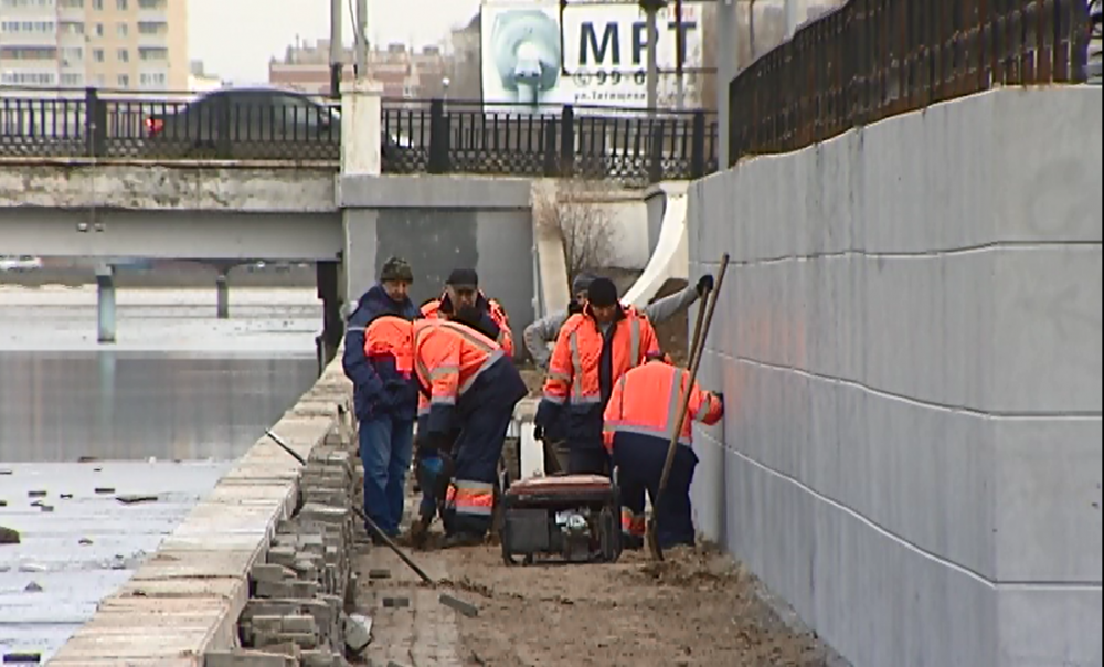 На Набережной 1 мая рабочие всеми силами восстанавливают плитку после ремонта сетей