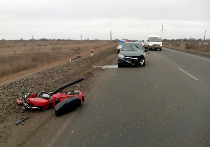 На астраханской трассе опрокинулся мотоцикл: водитель погиб