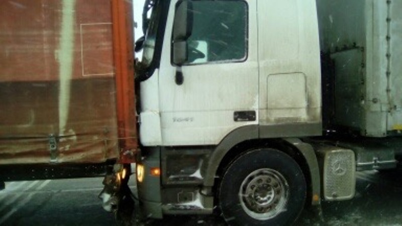 Страшное ДТП на астраханской трассе: мужчину придавило грузовикам