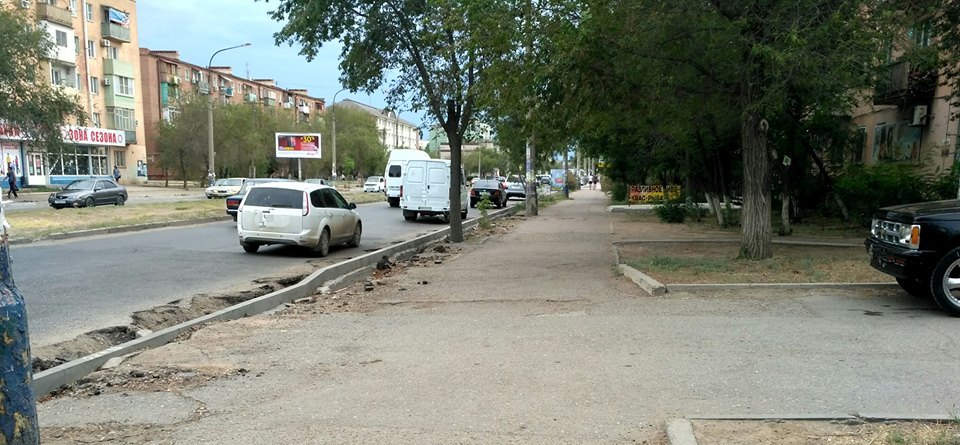 В Астрахани пропал въезд во двор жилого дома