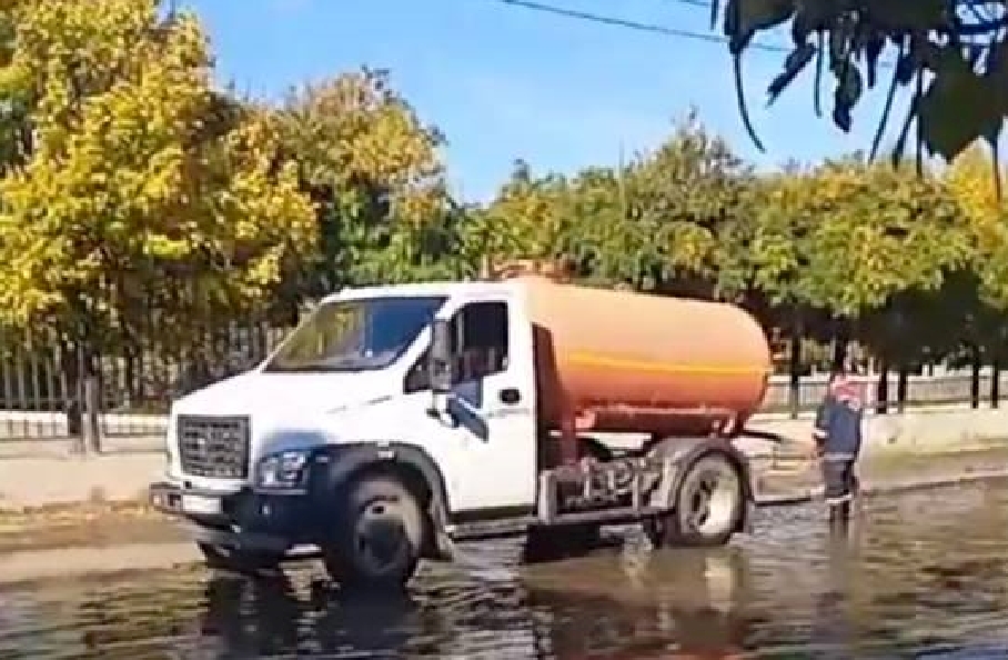 С улиц Астрахани продолжают откачивать осадки