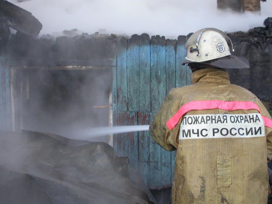 Ночью на набережной Царева в Астрахани воспламенился забор