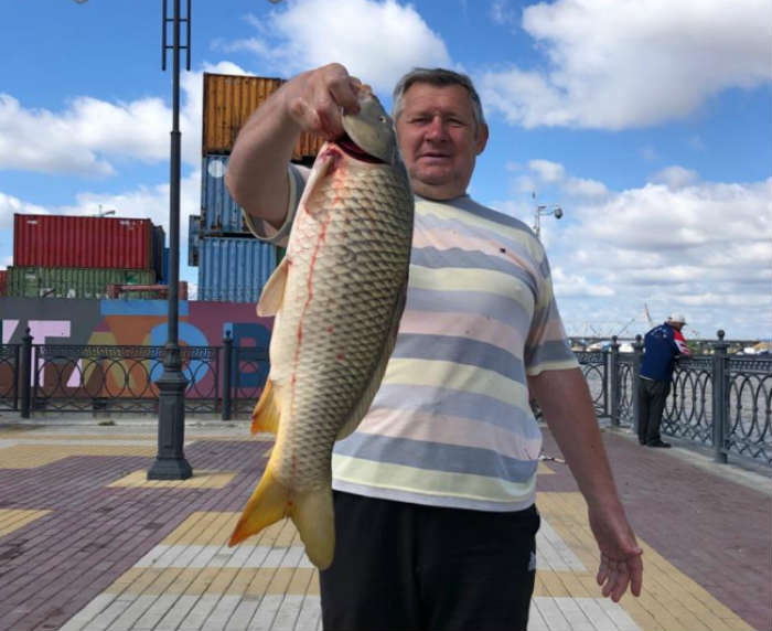 В центре Астрахани на набережной Волги ловят крупных сазанов