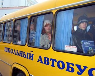 Астраханским сельским школам подарили автобусы