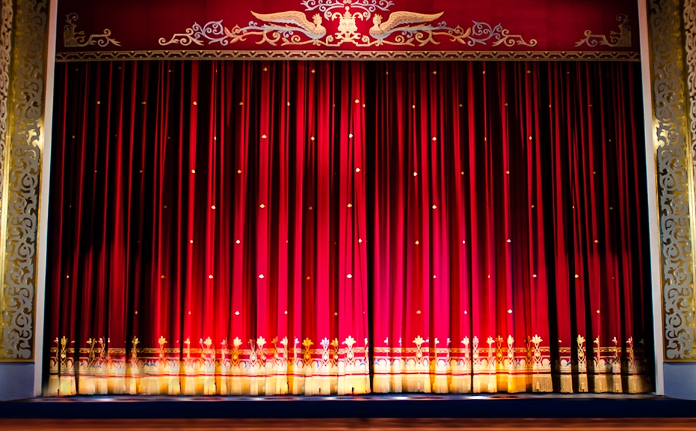 В астраханском Театре оперы и балета новый занавес весом 700 килограмм