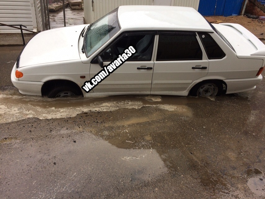 В Астрахани асфальт засосал машину