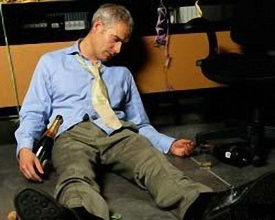 НЕ ТОТ МУЖИК ПОШЕЛ, НЕ ТОТ... Насильник уснул на месте преступления.