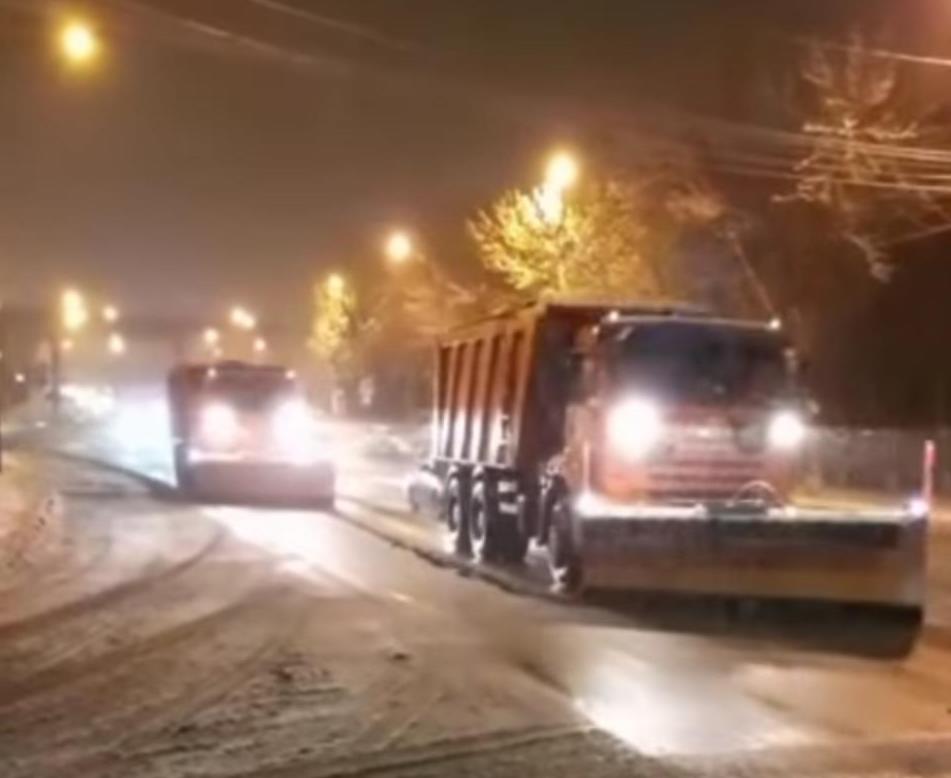 15 машин вышли в ночь, чтобы убрать снег, - горадминистрация Астрахани