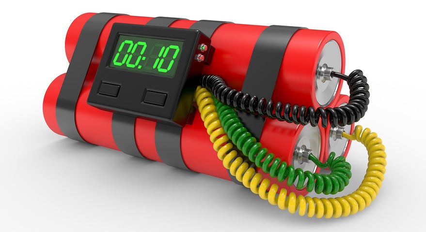 В центре Астрахани провода в салоне иномарки стали причиной паники