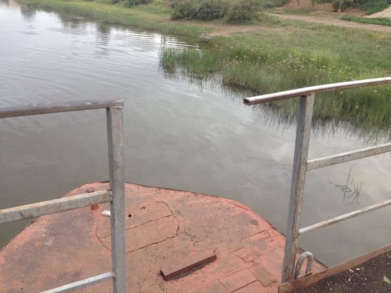 В Астрахани мужчина упал с моста из-за отсутствия перил и сломал ребра