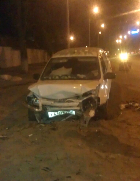 В Астрахани автомобиль врезался в песочную насыпь, оставшуюся от ремонтных работ