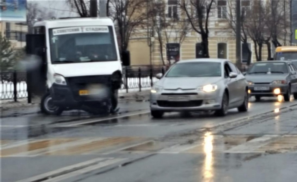 Снегопад продолжает собирать дань: у Кремля такси снесло нос маршрутке