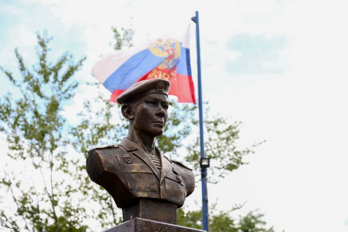 В Астраханской области открыли памятник бойцу 6-й роты псковских десантников