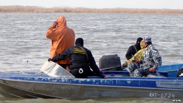 Под Астраханью браконьеры едва не затопили полицейский катер 