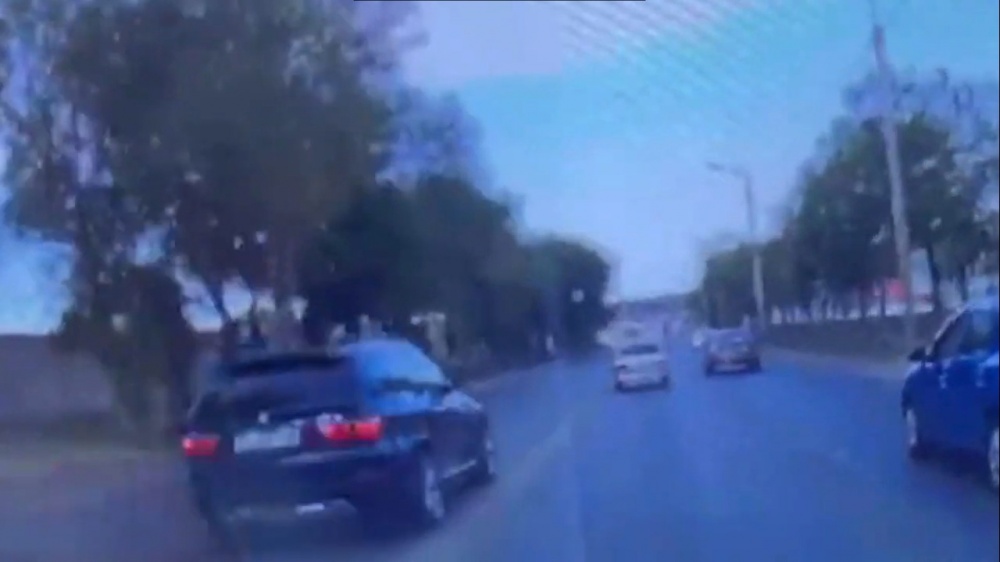 Молодой безработный астраханец колесил на BMW X5 у "Ленты" по встречке: кадры безбашенной езды