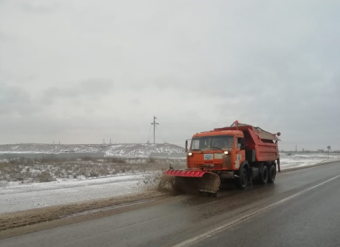 На федеральных трассах Астраханской области ликвидируют последствия снегопада 
