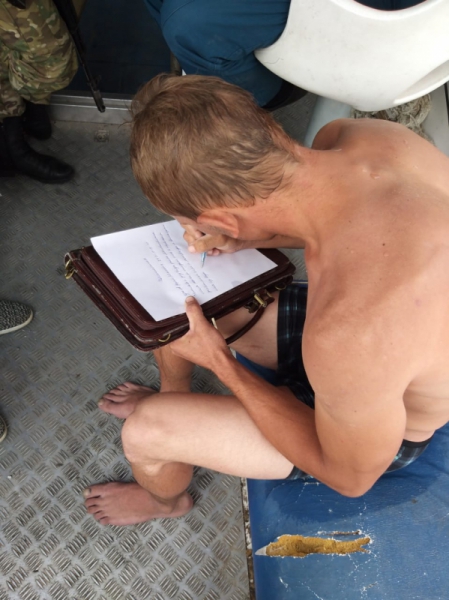 На астраханца в воде шла баржа с песком, спасатели сработали молниеносно