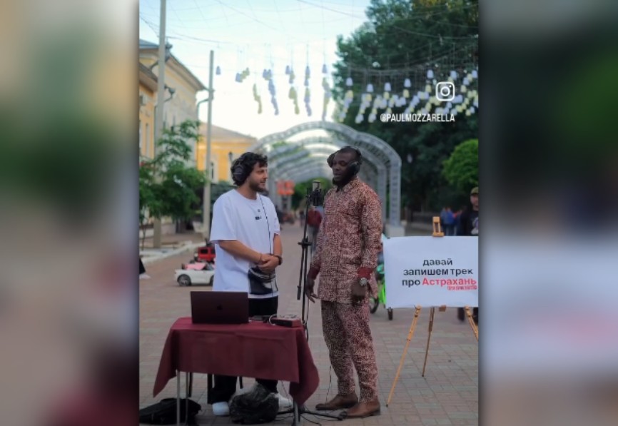 Музыкант вышел на улицы Астрахани, чтобы записать с прохожими песню про город