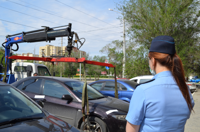 Приставы продали на торгах автомобиль астраханца из-за долга по алиментам
