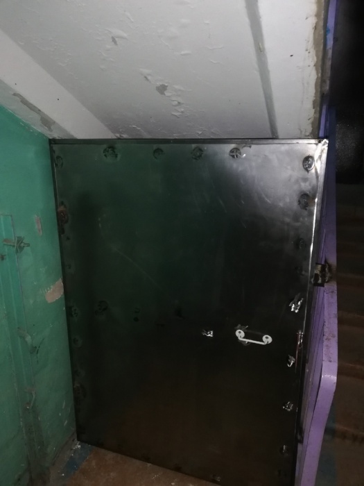 Стало известно, что за странная дверь появилась в подъезде астраханского дома 