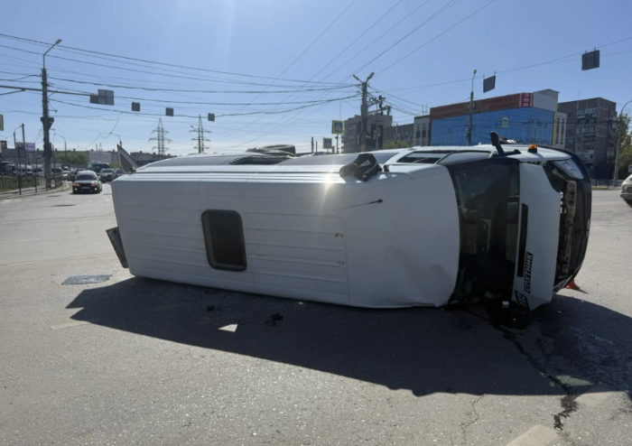 В Астрахани опрокинулась маршрутка после выезда на запрещающий сигнал