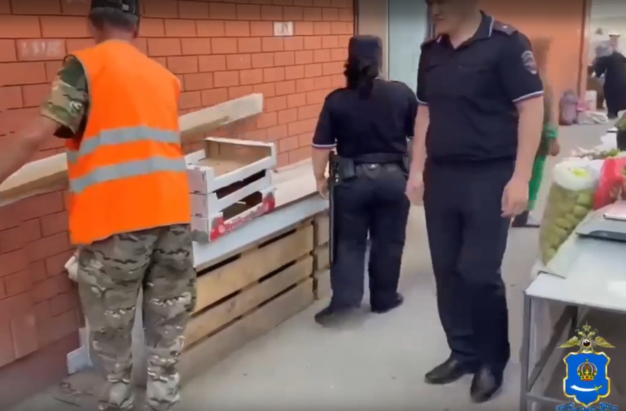 На популярном рынке в Астрахани провели проверку и разогнали кучу торговцев