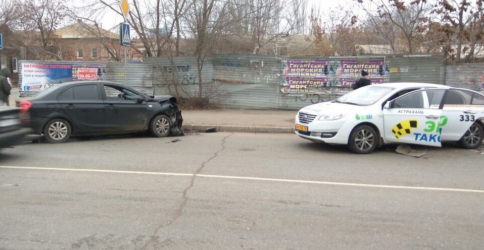 В центре Астрахани произошло лобовое ДТП с участием такси