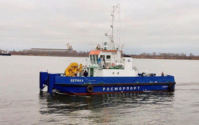 Построенное в Астрахани судно приступает к работе на Волго-Каспийском канале