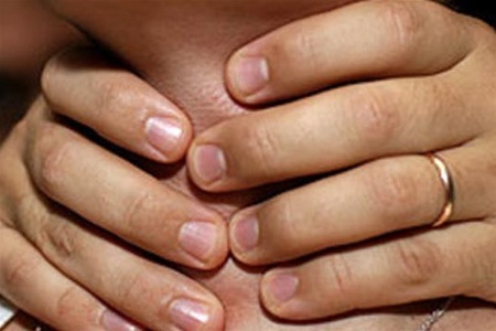 Астраханец пытался задушить полицейского, управлявшего автомобилем