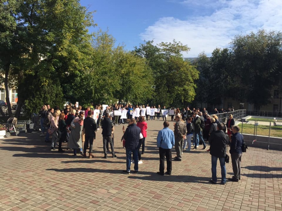 Около сотни зоозащитников вышли на митинг в центре Астрахани