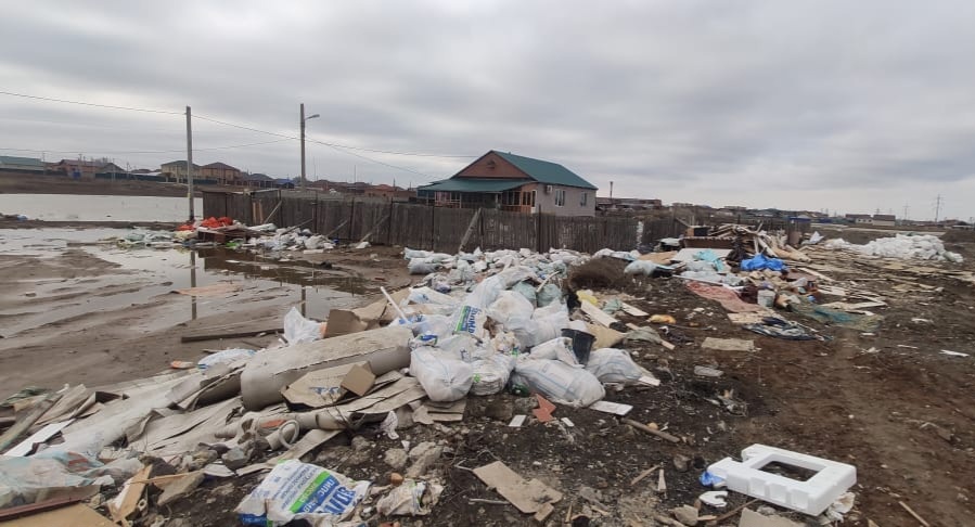 В Астрахани двух водителей заставили расчистить мусорные свалки