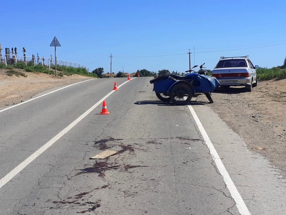 Пьяный мотоциклист врезался в припаркованный автомобиль под Астраханью и сломал ногу