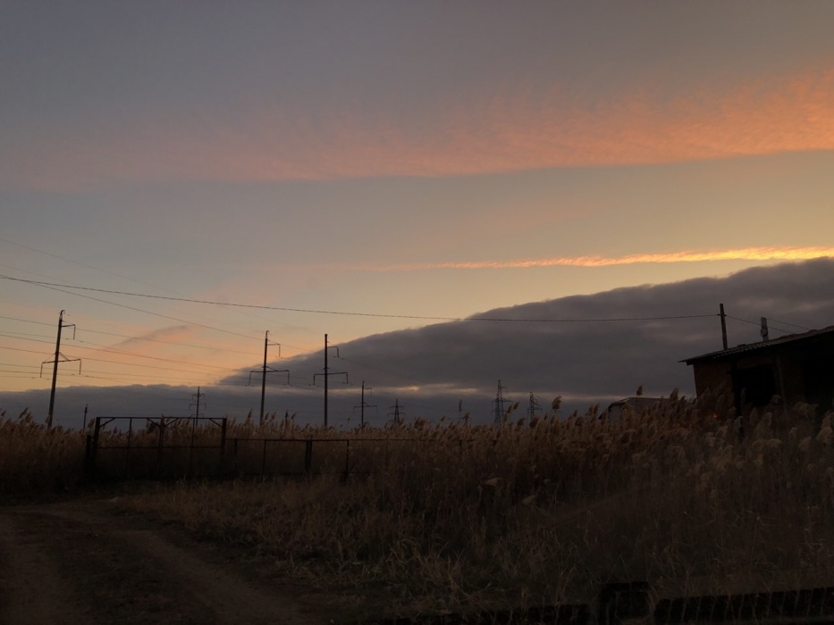 Думают, что жителей травят и уничтожают. Астраханцы засняли интересное явление