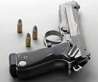 АСТРАХАНЦЫ ЗАРАБОТАЛИ НА ОРУЖИИ ПОЛМИЛЛИОНА. Полиция выкупила у населения три сотни пистолетов, ружей и боеприпасов.