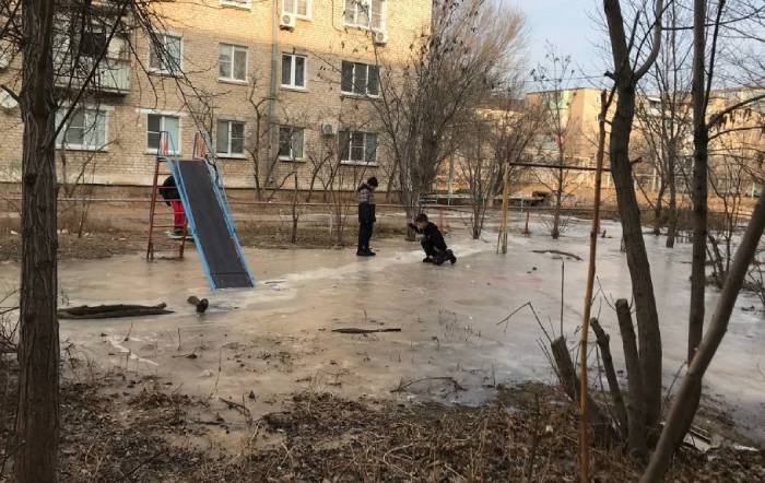 В Астрахани дети играют на катке из фекалий