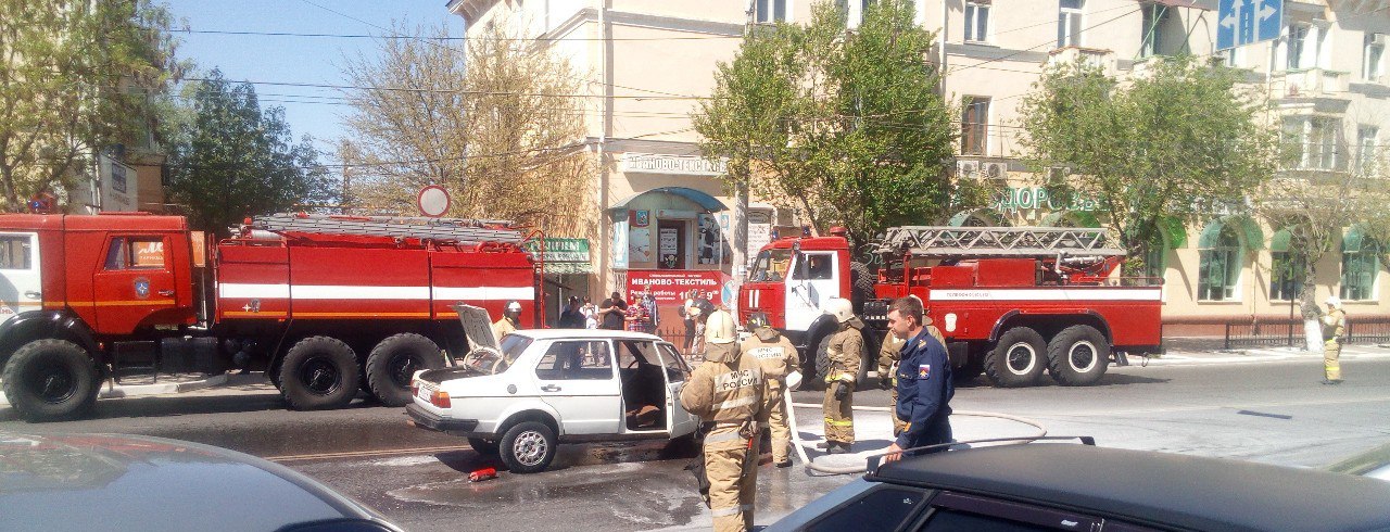 В Астрахани посреди дороги загорелся автомобиль