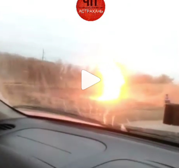 В Астраханской области пламя с камышей перекинулось на газопровод