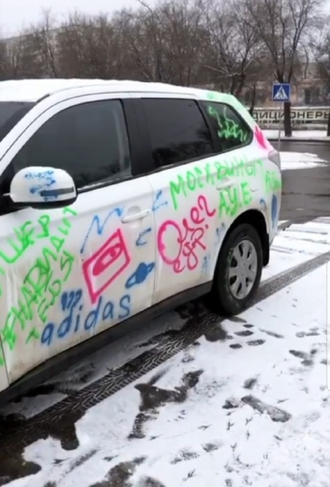 Астраханцы сделали необычный подарок другу, превратив его внедорожник в раскраску