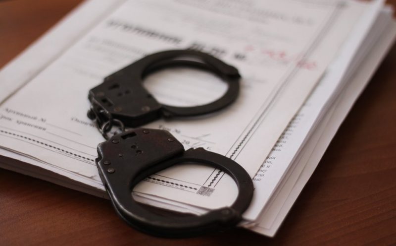 Экс-бойфренда астраханки, который пытался ее убить, с нетерпением ждут в суде