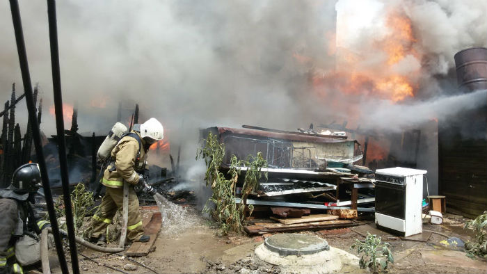 Сильный пожар в Астрахани: горит дом и несколько построек