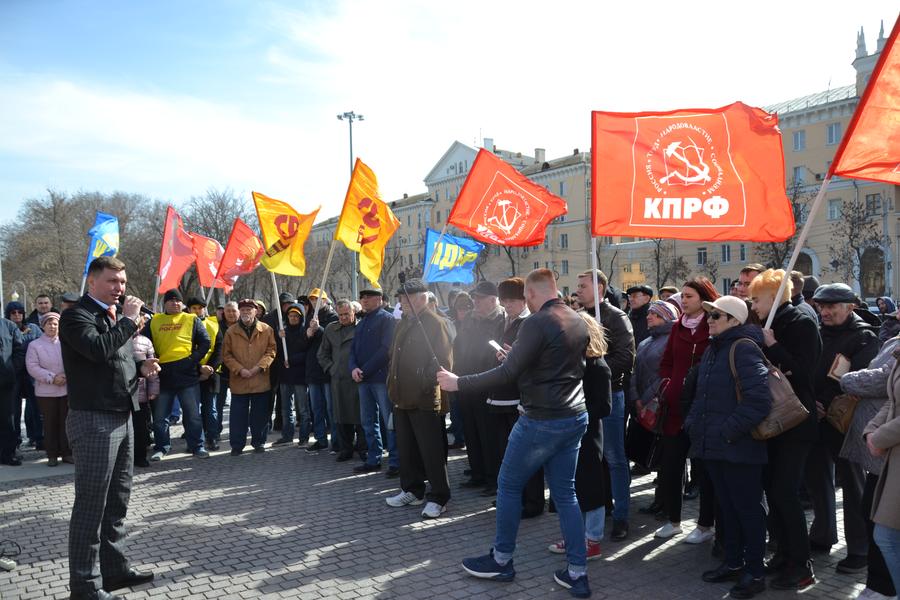 Разбудили лихо: Астраханская оппозиция пошла митинговать за гаражи