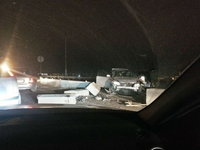 На Новом мосту в Астрахани авария, машины врезались в отбойник